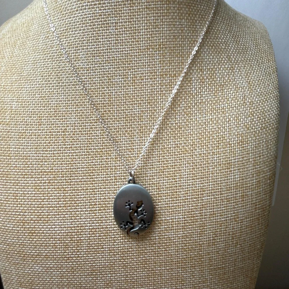 Boho Nature Minimalist Gecko Lizard Pendant Necklace from Lind‎